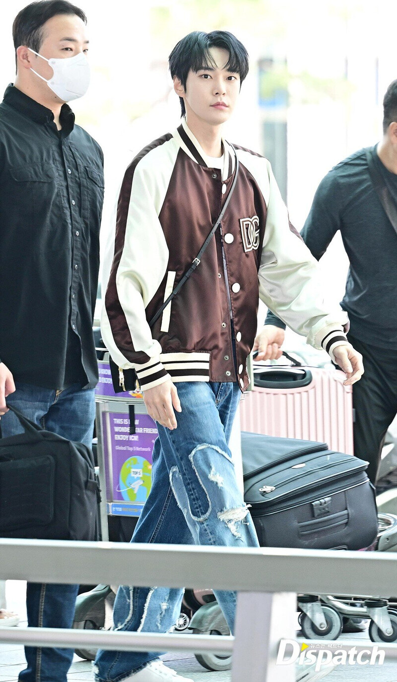 230614 NCT Doyoung at Incheon International Airport documents 6