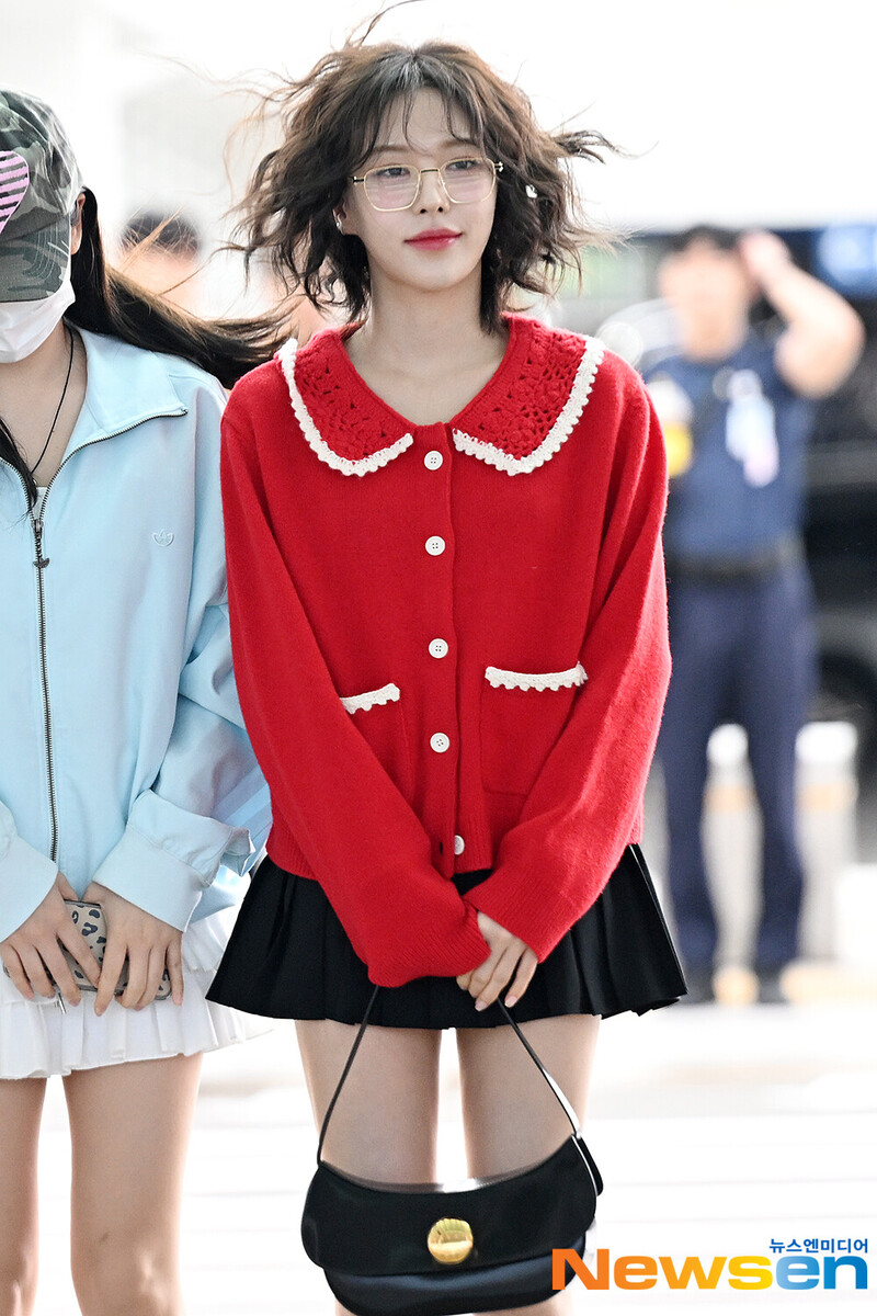 240913 Red Velvet Wendy at Incheon International Airport documents 2