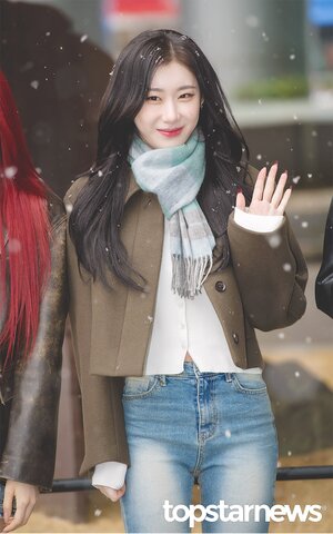 240117 ITZY Chaeryeong - SBS 'Power Time' Radio Recording Commute