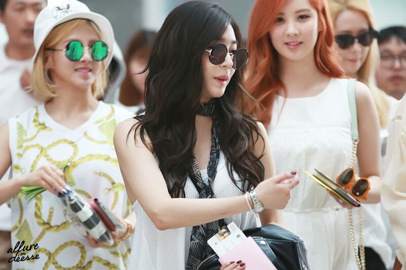 150610 Girls' Generation Tiffany at Incheon Airport documents 1