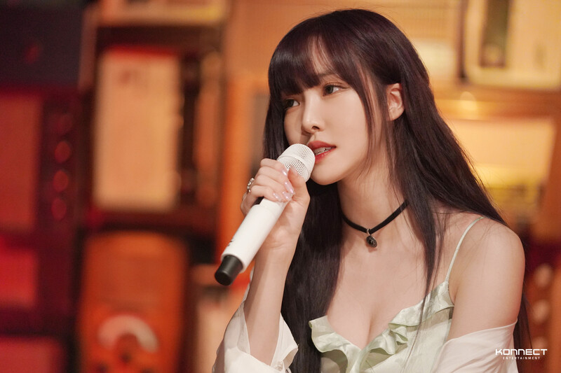 220817 Konnect Naver - Yuju - 'The Killa' Live Clip Behind Photos documents 5