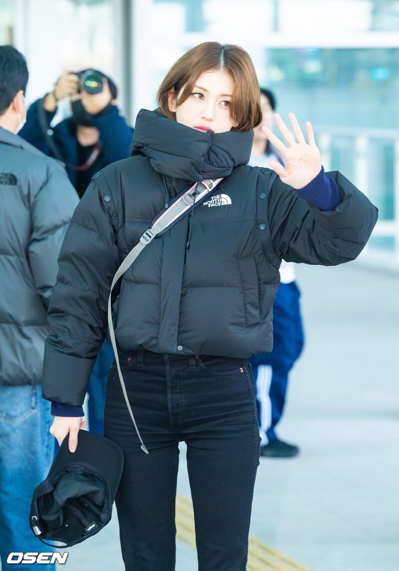 250102 Jeon Somi at Incheon Airport documents 1