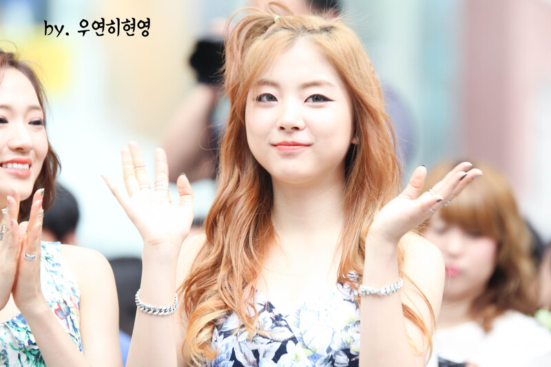 140807 Ladies' Code Zuny at Myeongdong Guerrilla Concert documents 4