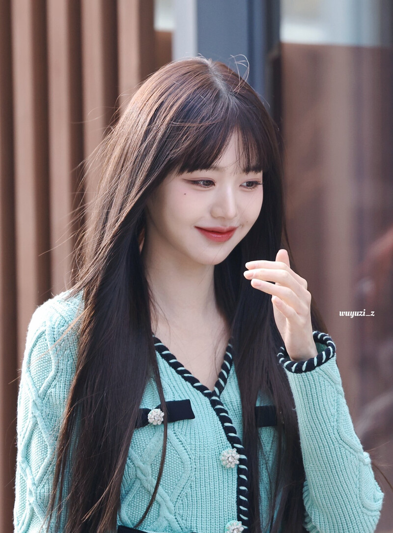 231027 IVE's Wonyoung heading to Music Bank documents 12