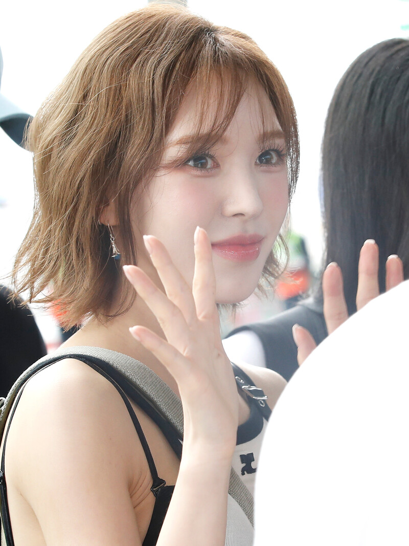 240712 Red Velvet Wendy at Incheon International Airport documents 1