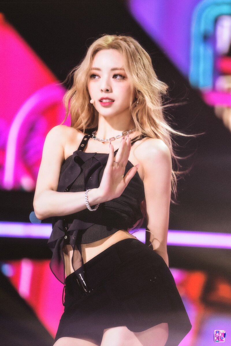 220724 ITZY Yuna - 'SNEAKERS' at Inkigayo documents 15