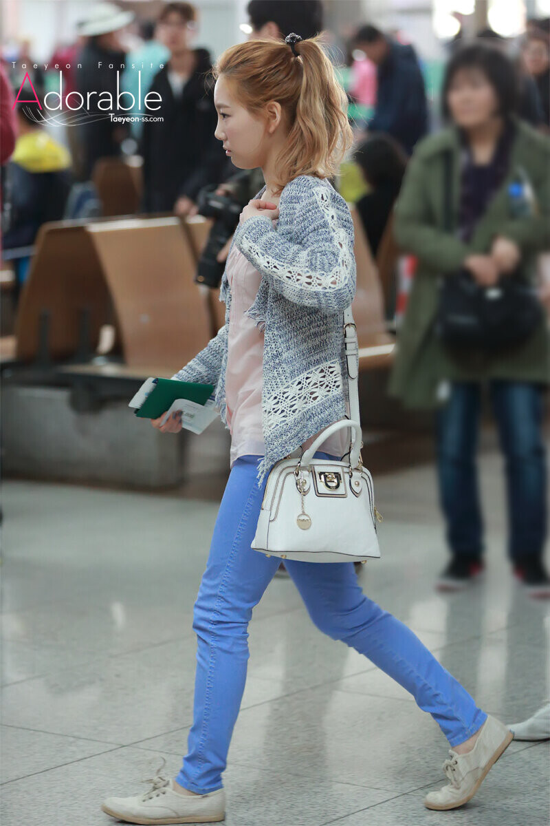 130329 Girls' Generation Taeyeon at Incheon Airport documents 3