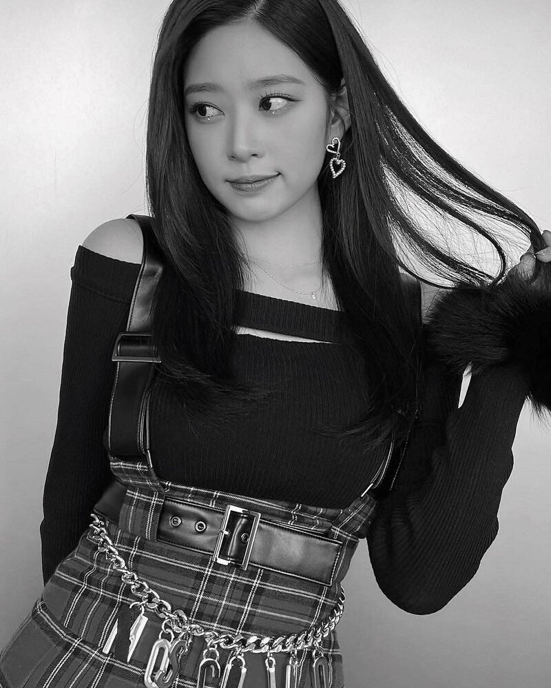 211231 Kim Minju Instagram Update - Wonyoung, Yujin, Miyeon, Yeji & Minju documents 3