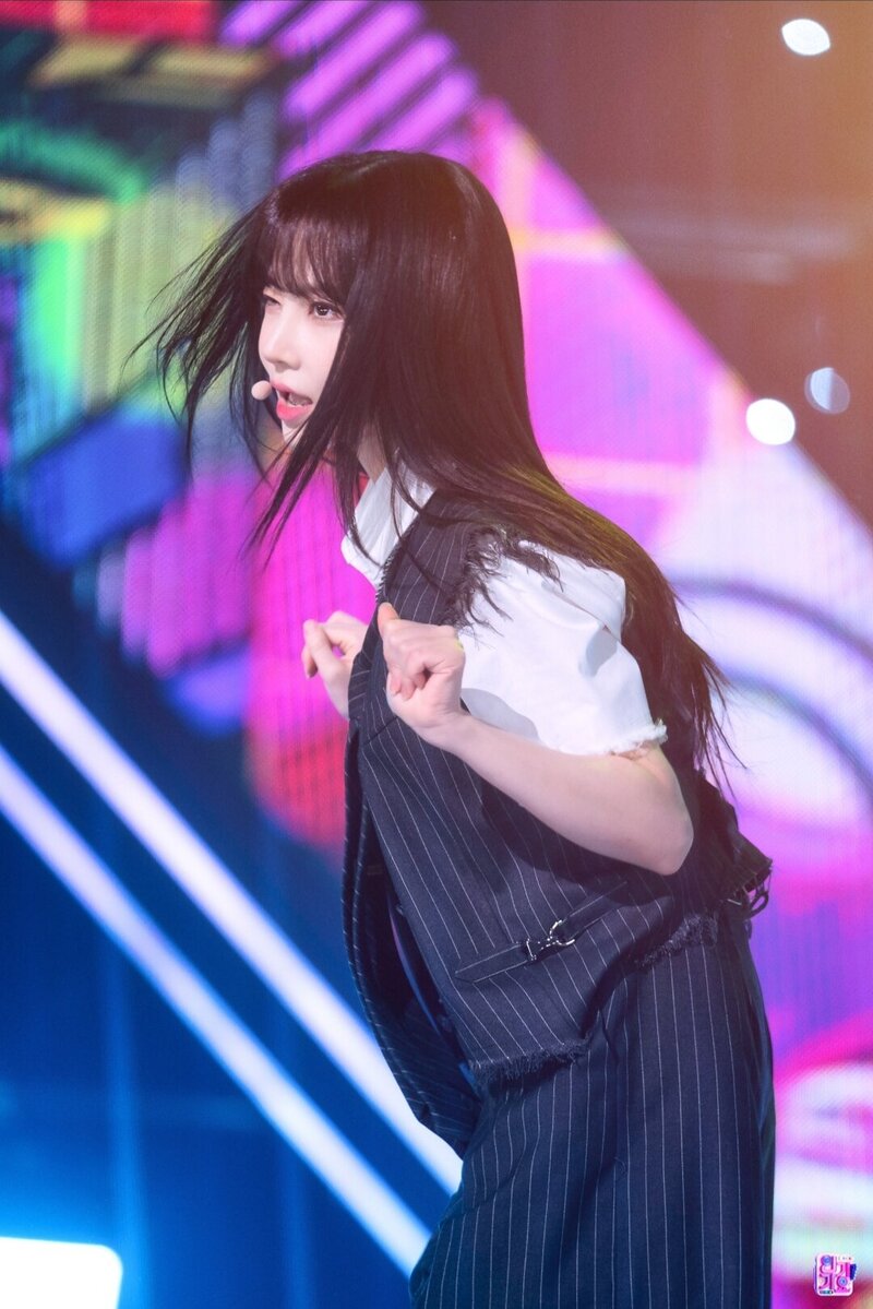 221109 Acid Angel From Asia at SBS Inkigayo documents 3
