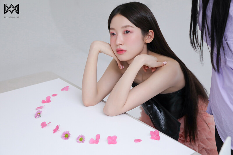 240520 WM Entertainment Naver Post with Arin - Singles Magazine Behind the Scenes documents 3