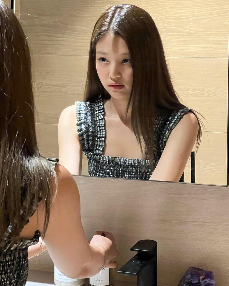 220802 - JENNIE Instagram Update documents 7