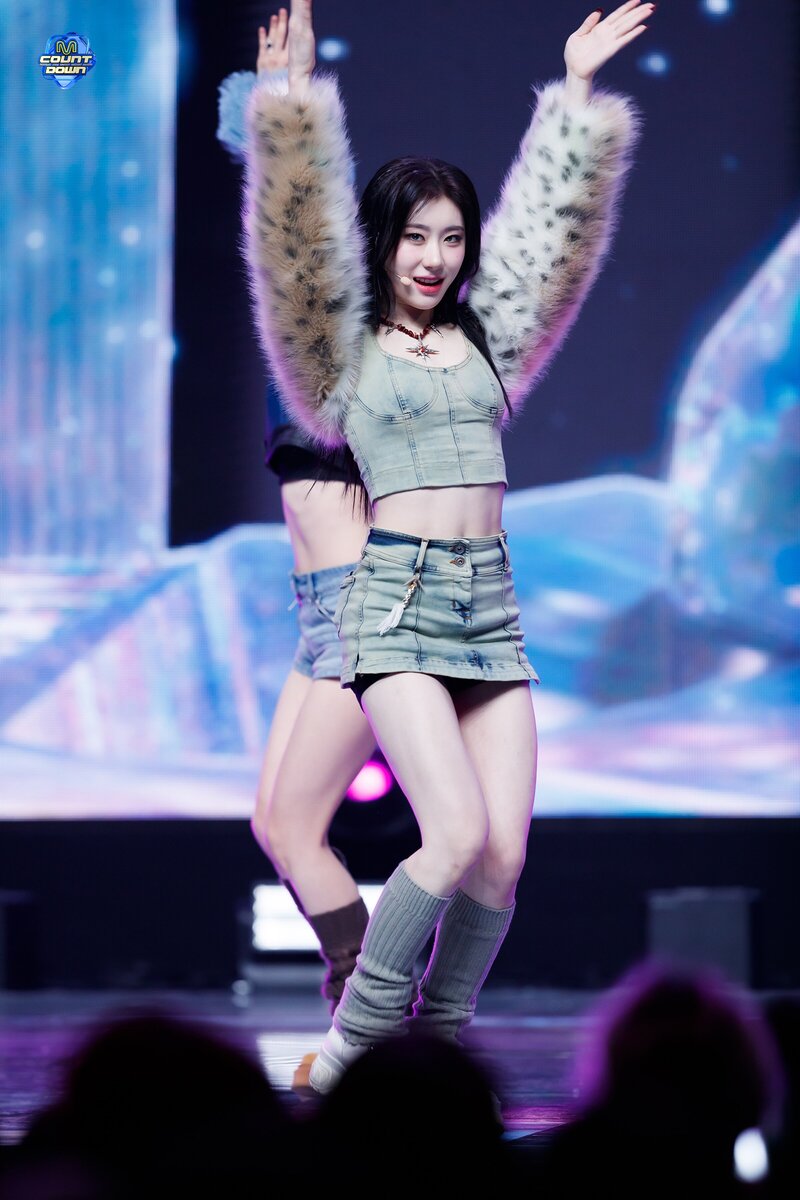 240125 ITZY Chaeryeong - 'Mr. Vampire' at M Countdown documents 7