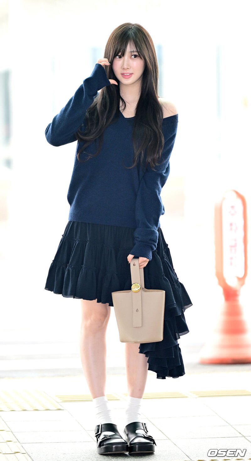 240229 GISELLE at the Incheon International Airport documents 9