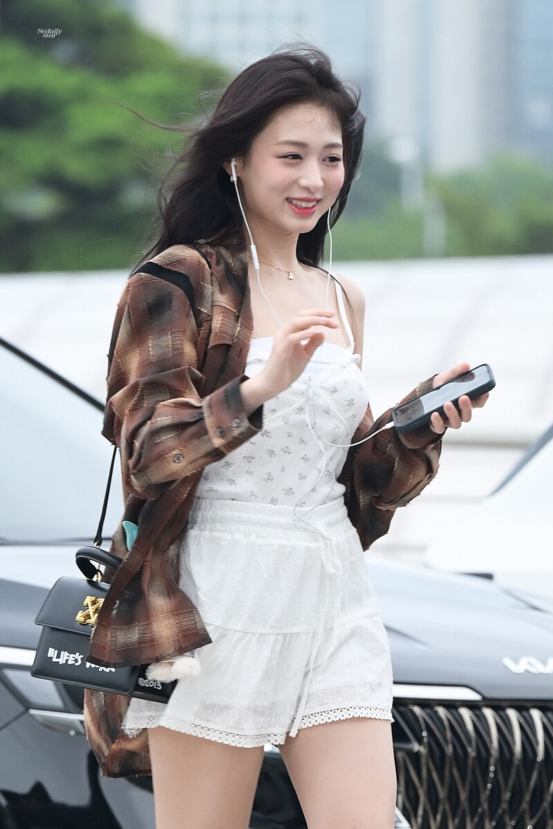 240729 BABYMONSTER Ahyeon at Incheon International Airport documents 6