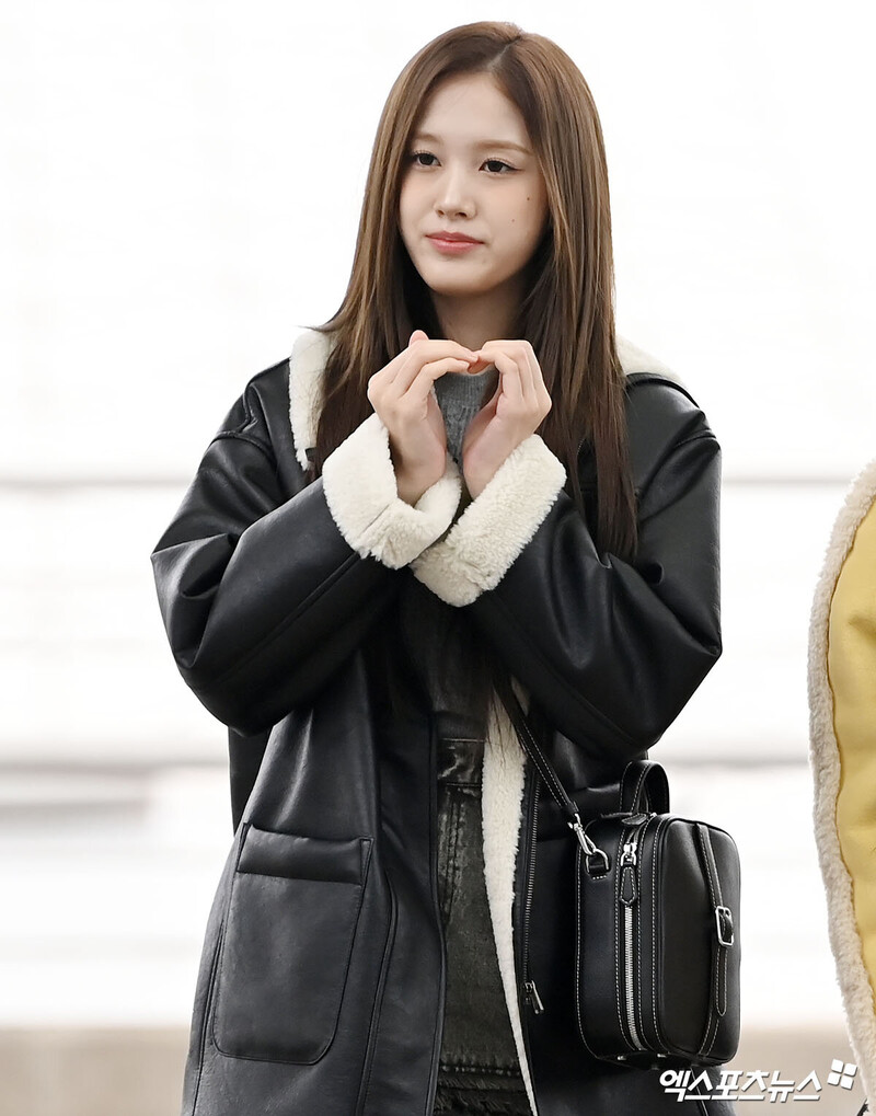 240101 STAYC J at Incheon International Airport documents 1