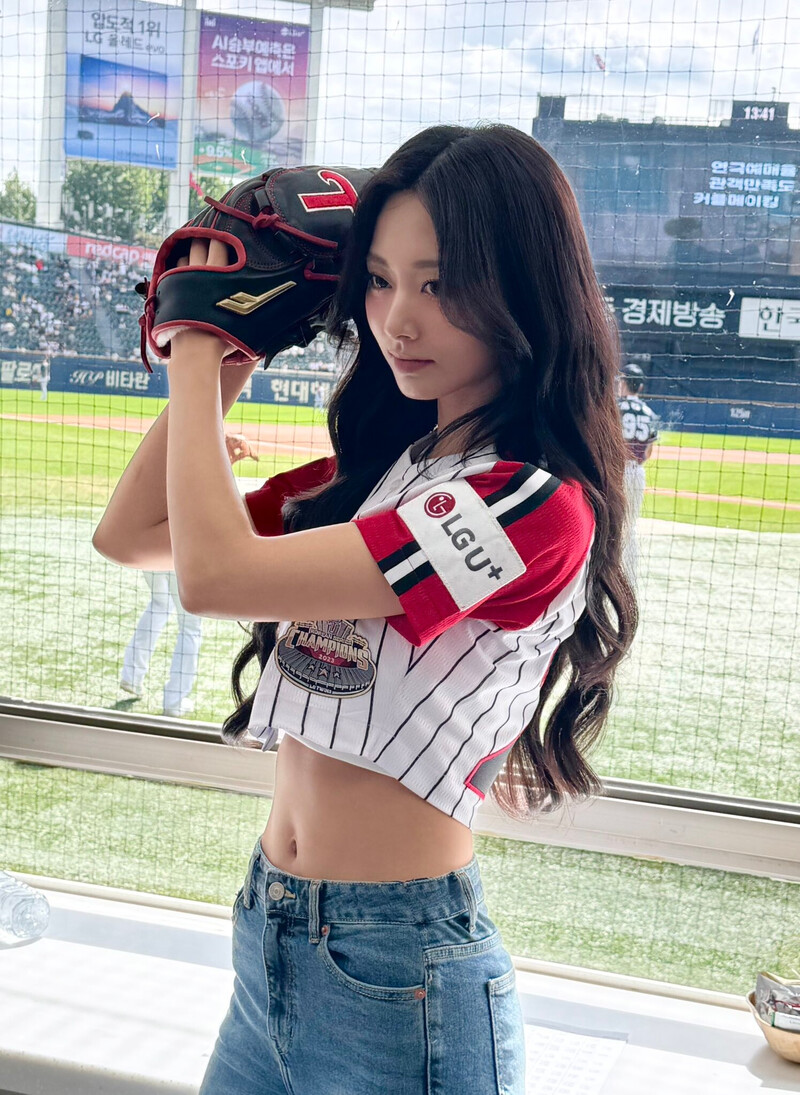 240922 - TWICE Twitter Update with TZUYU - TZUYU’s First Solo Pitch documents 1