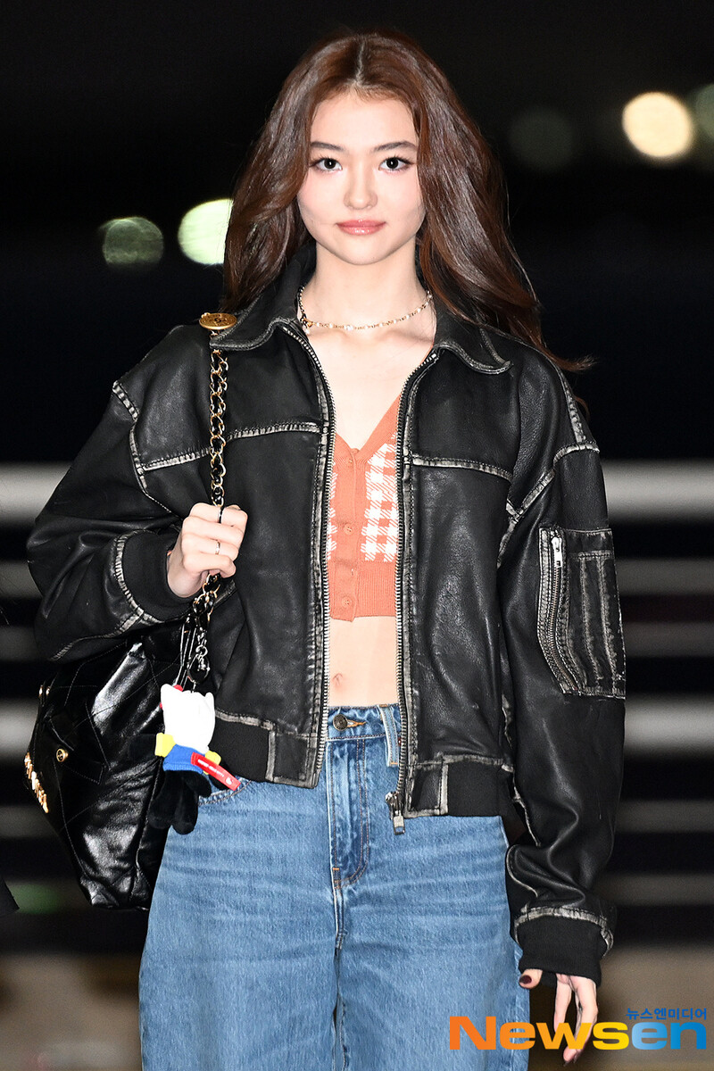 241119 MEOVV Ella at Incheon International Airport documents 1