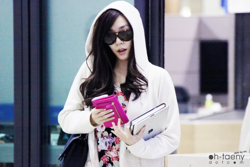 130522 Girls' Generation Tiffany at Incheon Airport documents 3