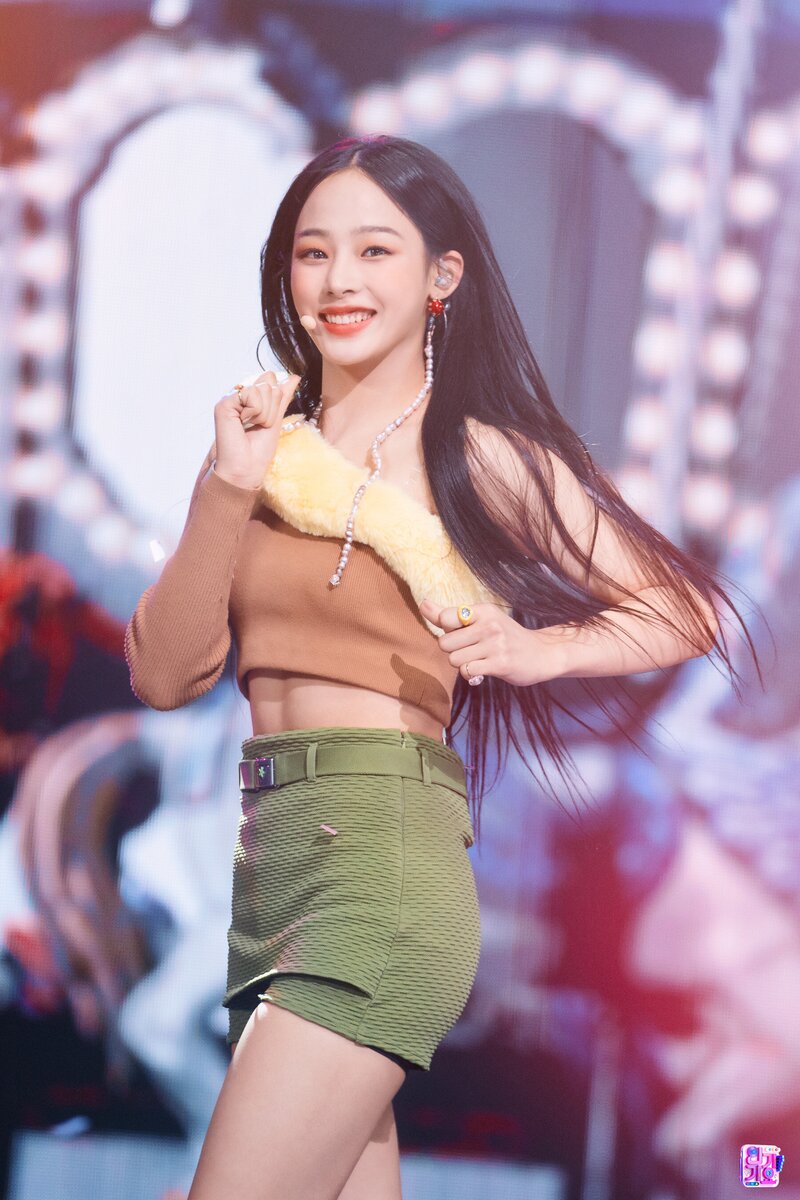 220821 NewJeans Minji - 'Attention' at Inkigayo documents 6