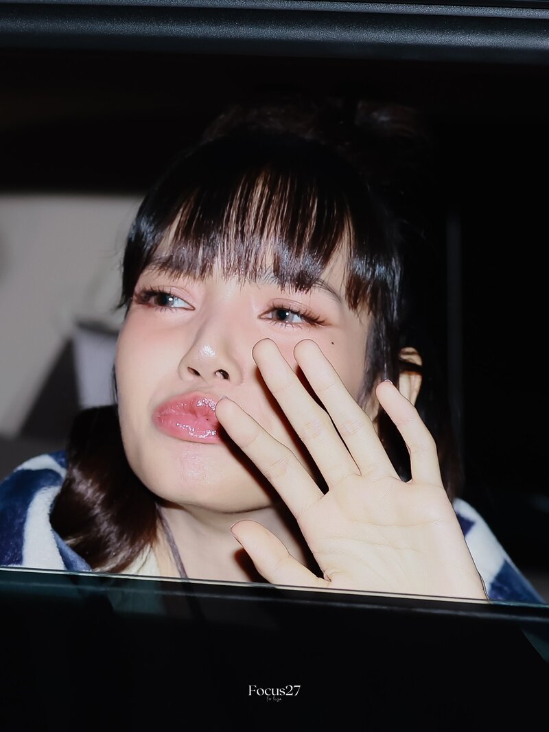 230330 LISA Leaving CELINE Pop-Up Store Event in Seoul documents 2