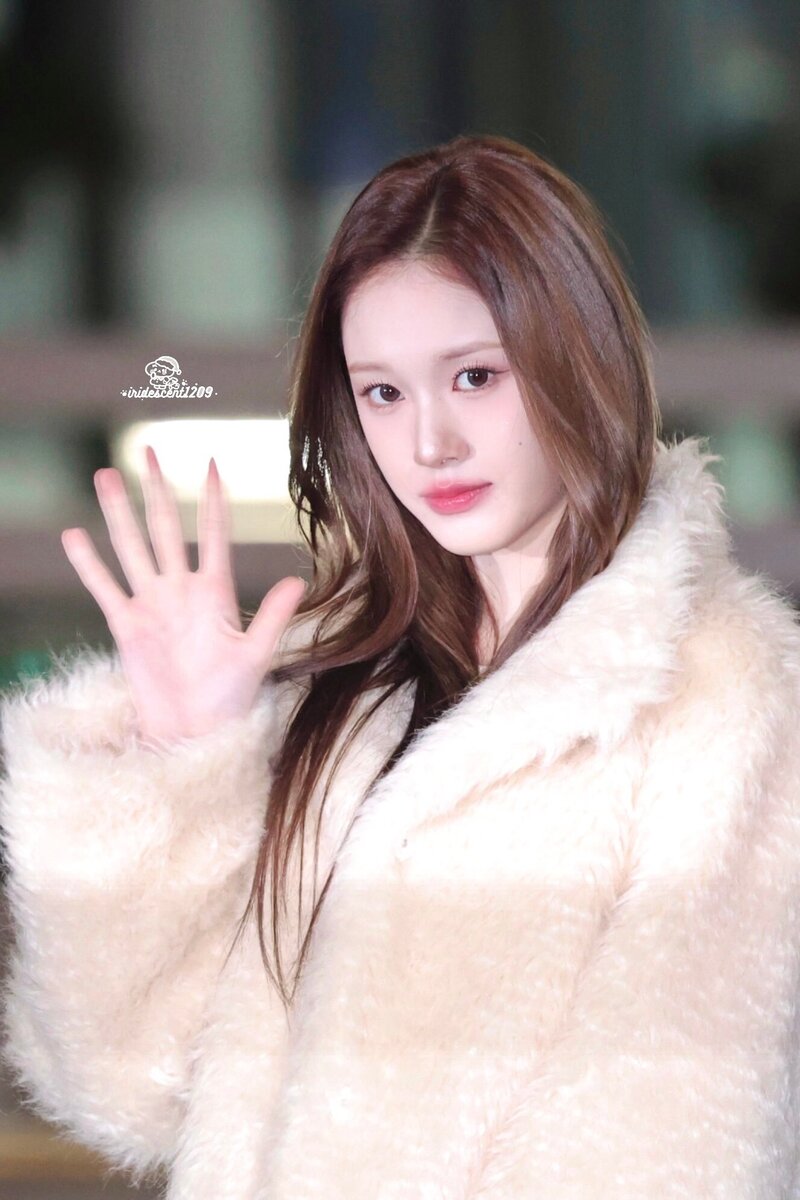 231213 STAYC J at Incheon International Airport documents 4