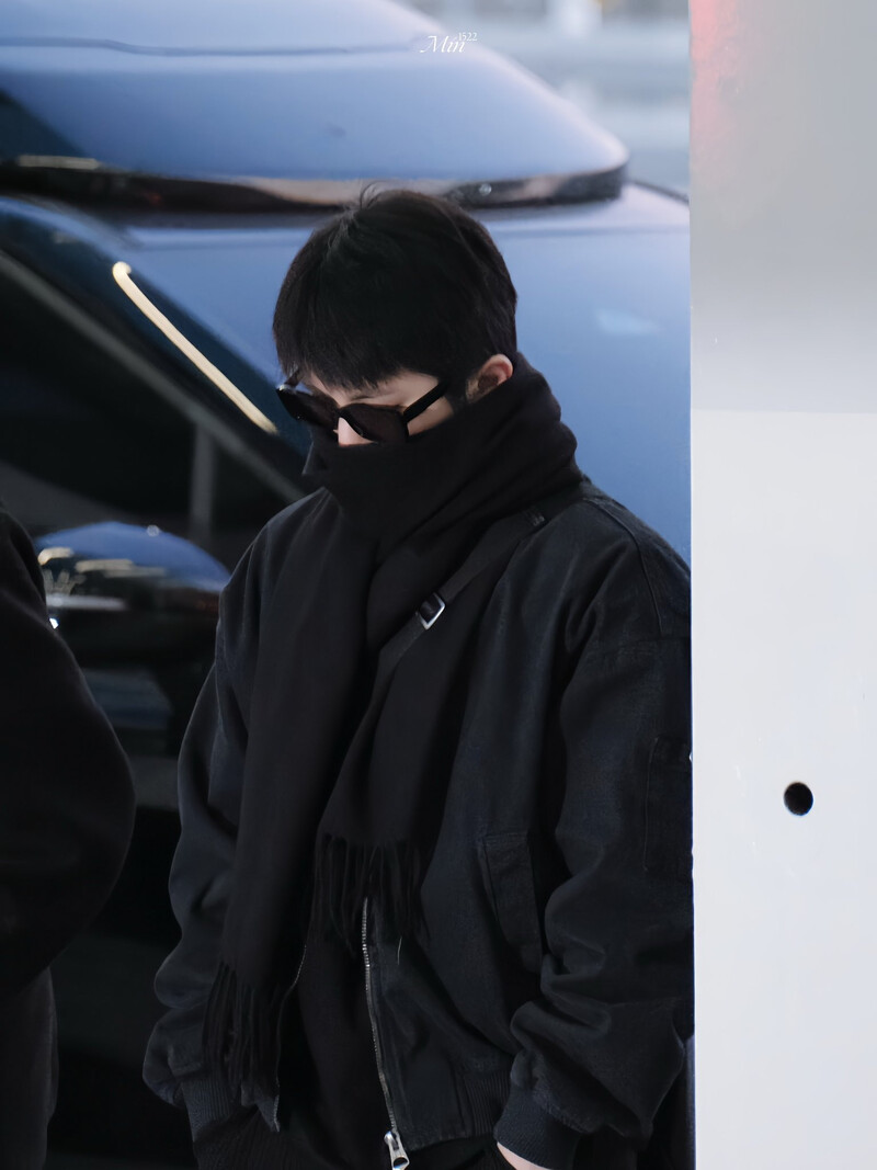 250103 SEVENTEEN Woozi at Incheon International Airport documents 4