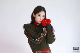 211214 WM Naver Post - OH MY GIRL Jiho - Y Magazine Behind