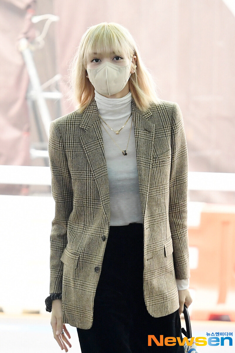 220312 BLACKPINK Lisa At Incheon International Airport | Kpopping