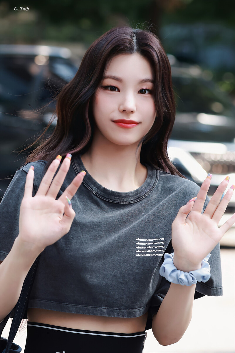 220729 ITZY Yeji - Music Bank Commute | kpopping