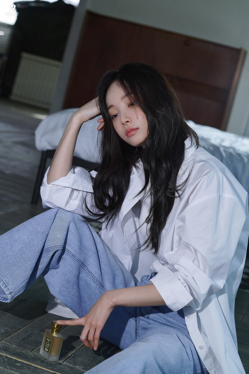 230428 9Ato Entertainment Naver Post - Yeonwoo - Esquire Photoshoot Behind documents 6