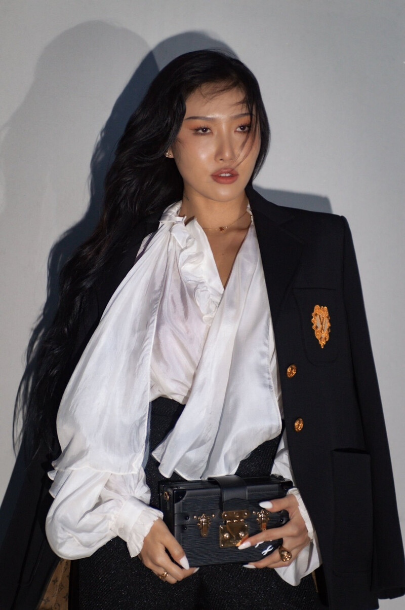 230429 HWASA- LOUIS VUITTON Pre Fall 23 Fashion Show at Seoul documents 1