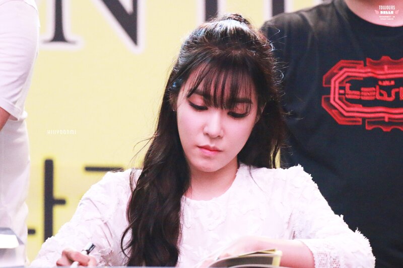150827 Girls' Generation Tiffany at Lion Heart Daejeon Fansign documents 10