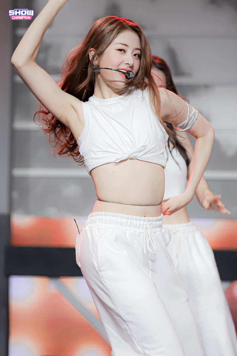 220511 LE SSERAFIM's Yun Jin - 'Fearless' at Show Champion documents 7