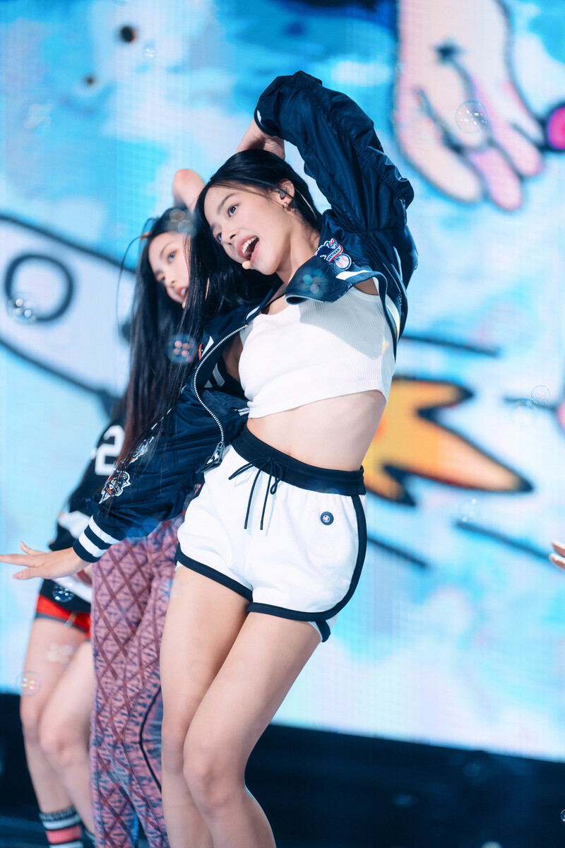 220807 NewJeans Minji 'Attention' at Inkigayo documents 16