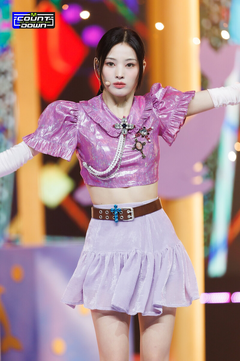 220922 NMIXX Lily - 'DICE' & 'COOL (Your rainbow)' at M COUNTDOWN documents 9