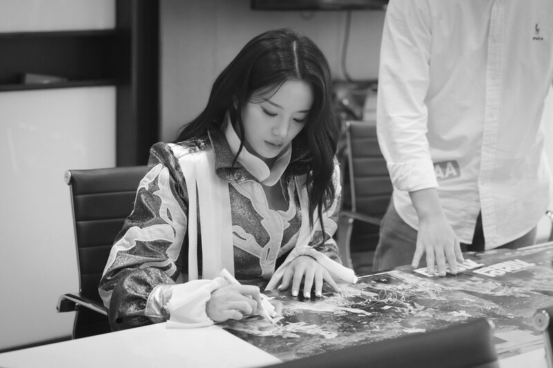 221010 Just Ent. Naver Post - Gyuri - 'Cheer  Up' Behind documents 9
