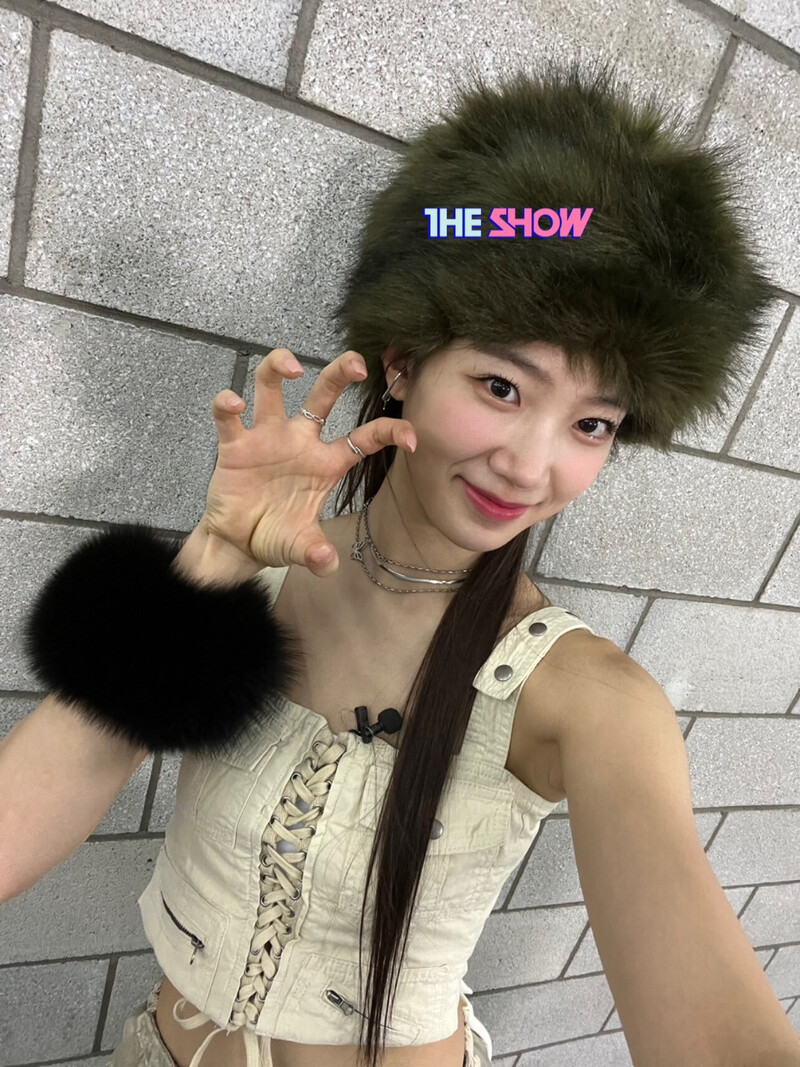 221025 The Show Twitter Update with LE SSERAFIM documents 4