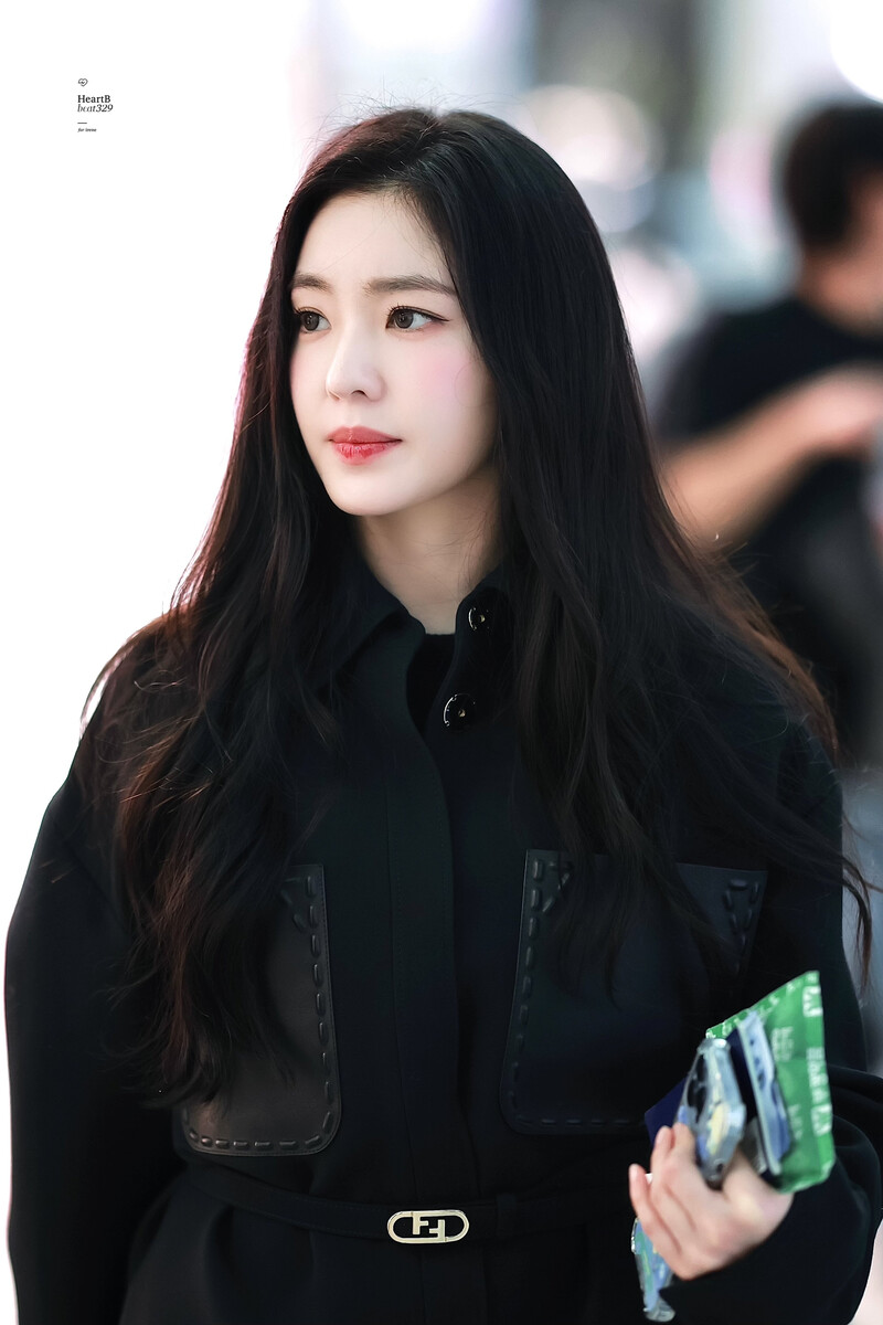 241227 Red Velvet Irene at Incheon Airport documents 7