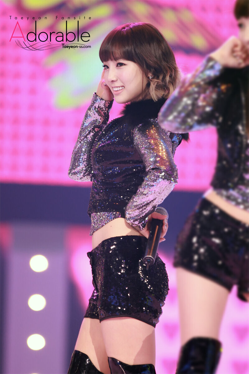 101230 Girls' Generation Taeyeon at SBS Gayo Daejeon documents 6