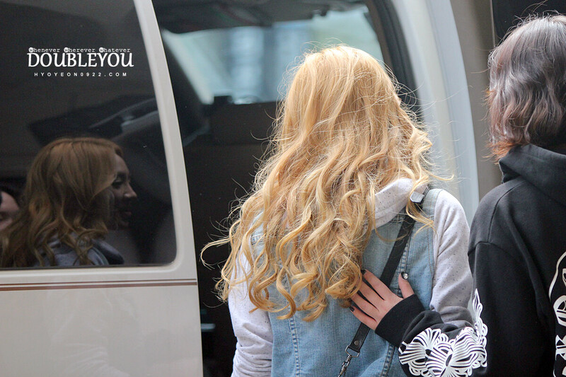 120926 Girls' Generation Hyoyeon at Gimpo Airport documents 3