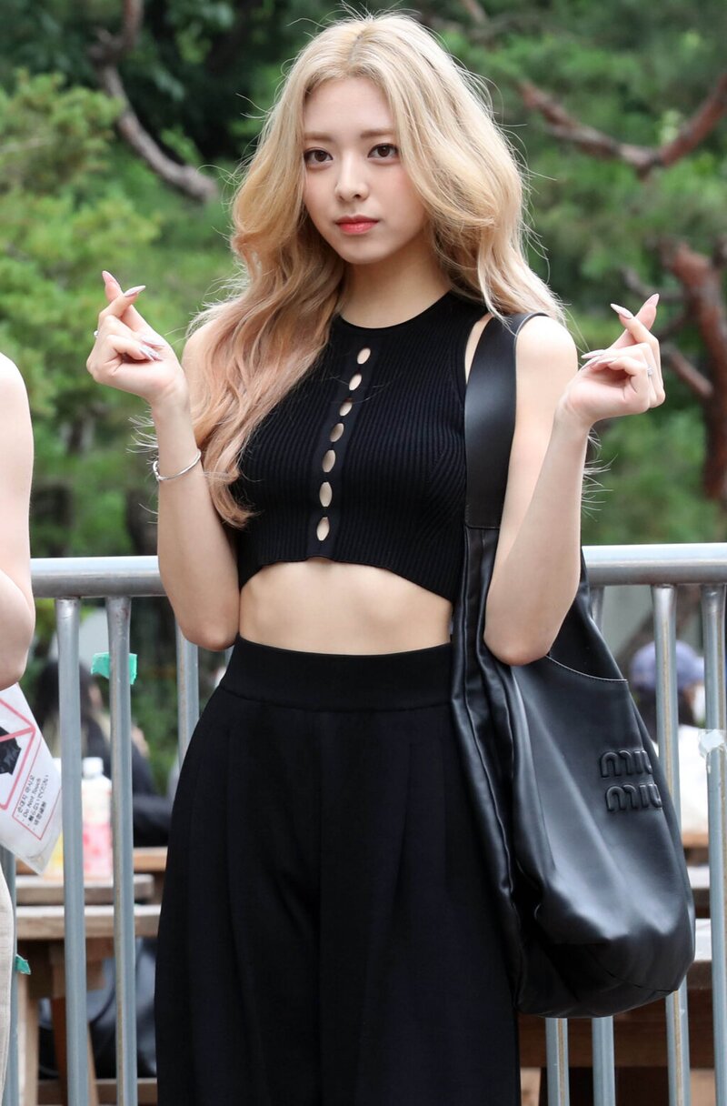 220722 ITZY Yuna - Music Bank Commute documents 8