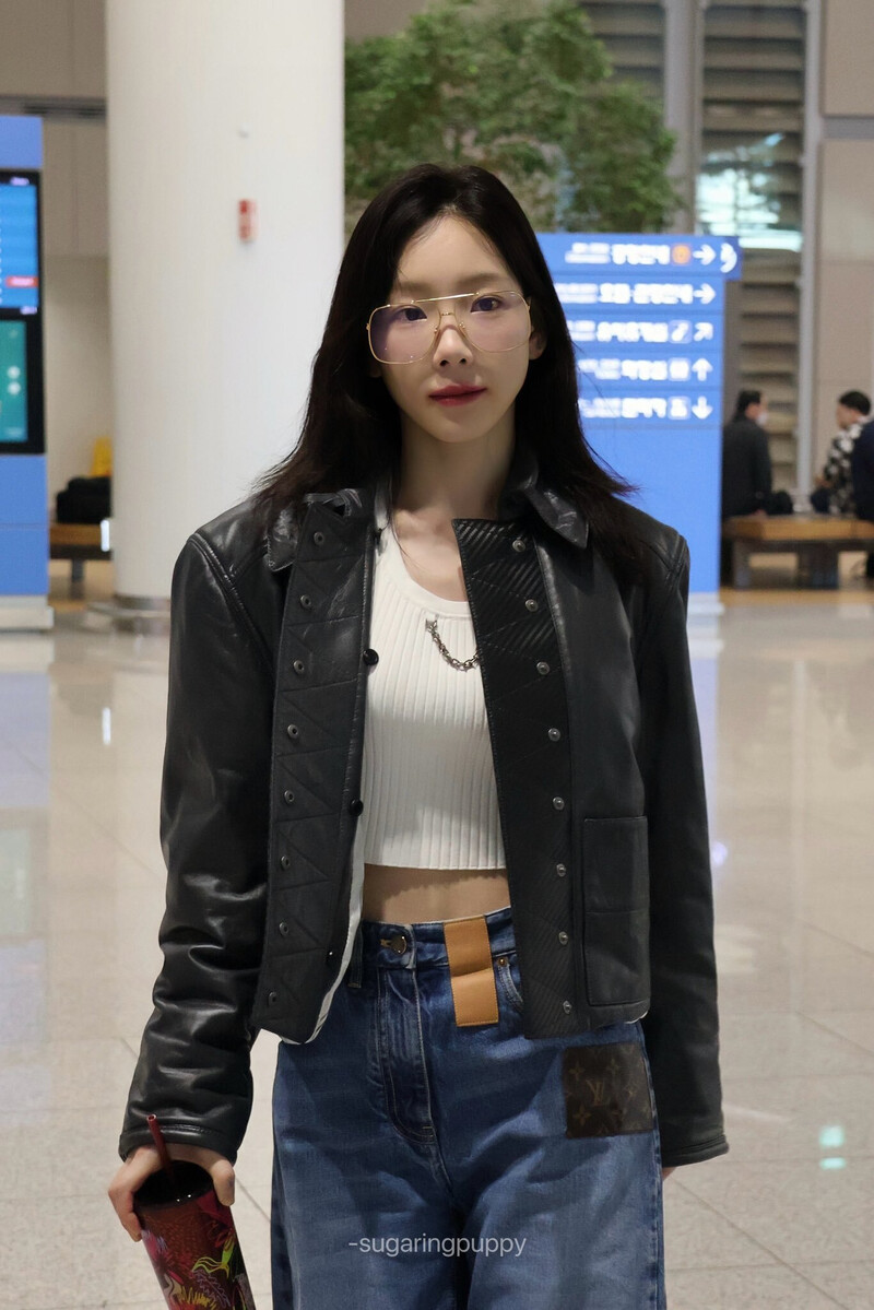 231004 Taeyeon - Incheon International Airport documents 17