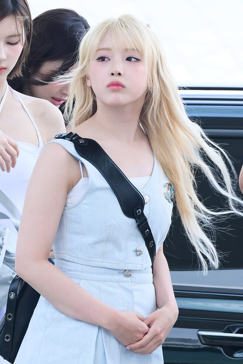 240621 NMIXX Jiwoo at Incheon International Airport documents 3