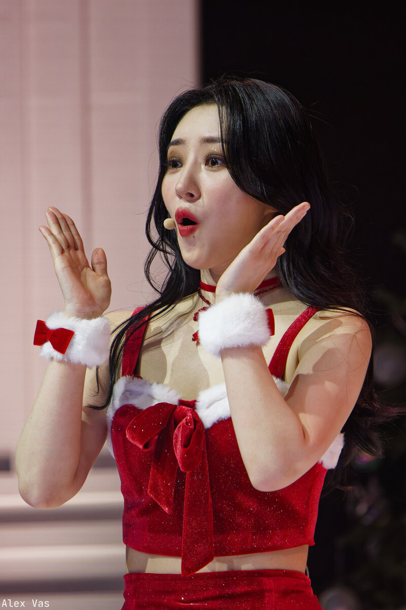 241225 Dreamcatcher SuA - '7 Doors of Christmas: A Lucky Encore' in Seoul Day 2 documents 5