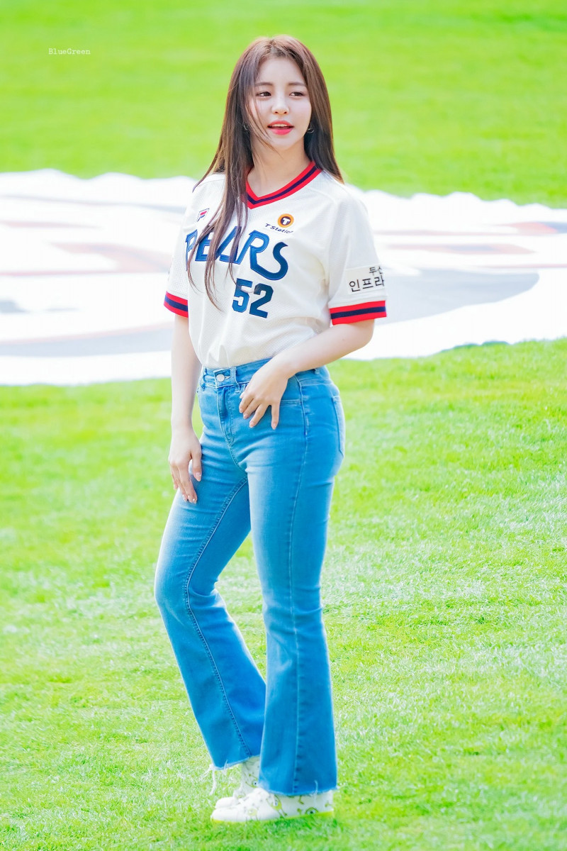 210404 Brave Girls Yujeong - First pitch for Doosan Bears documents 3