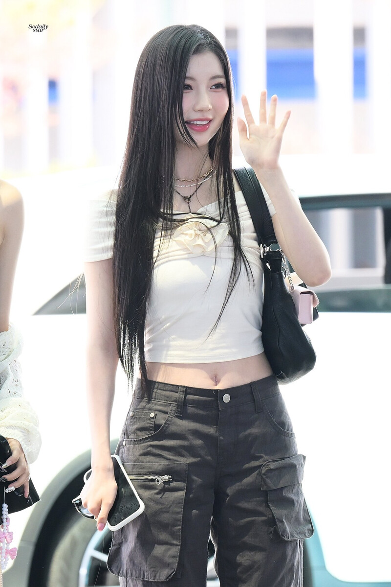 240606 BABYMONSTER Asa at Incheon International Airport documents 4