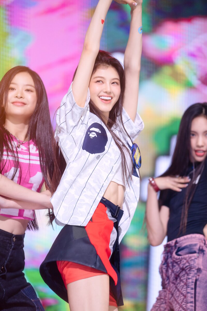 220807 NewJeans Danielle 'Attention' at Inkigayo documents 3