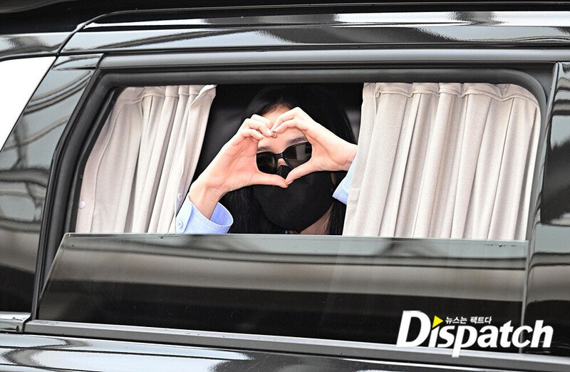 230731 BLACKPINK Jisoo at Gimpo International Airport documents 3