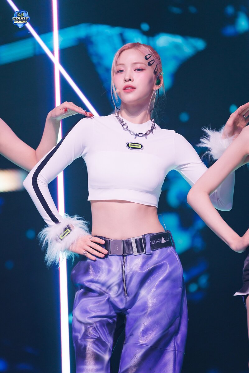 240111 ITZY Ryujin - 'BORN TO BE' and 'UNTOUCHABLE' at M Countdown documents 9