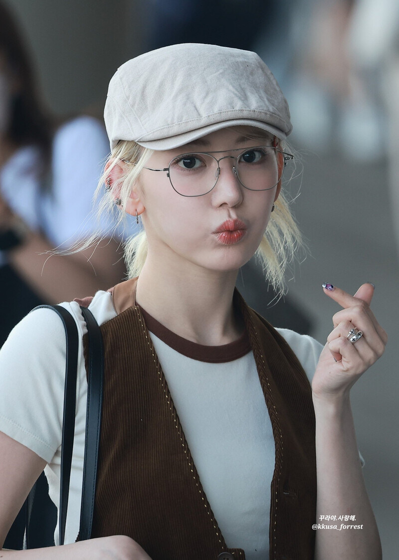 240628 LE SSERAFIM Sakura at Gimpo International Airport documents 1